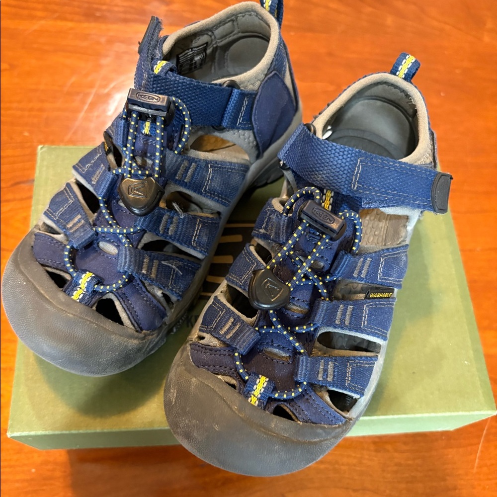 Keen Newport H2 kids Size 13 Navy
